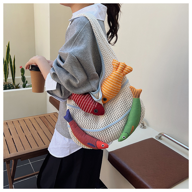 Láncos vállon átívelő tote táska pamut-lén anyagból, függőleges négyzet alak, cipzáros nyitás, poliészter bélés