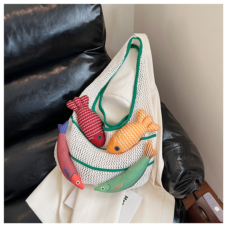 Láncos vállon átívelő tote táska pamut-lén anyagból, függőleges négyzet alak, cipzáros nyitás, poliészter bélés