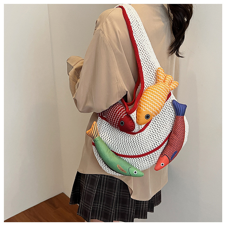 Láncos vállon átívelő tote táska pamut-lén anyagból, függőleges négyzet alak, cipzáros nyitás, poliészter bélés