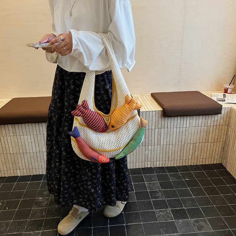 Láncos vállon átívelő tote táska pamut-lén anyagból, függőleges négyzet alak, cipzáros nyitás, poliészter bélés