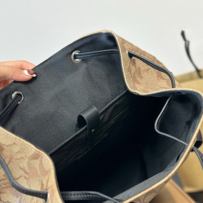 Uniszex bőr utazó hátizsák, nagy kapacitású 20–35 L, antibakteriális bélés, légpárnás vállpántok, poliészter bélés