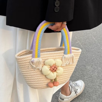 Torba od slame, street fashion stil, horizontalni kvadratni oblik, bez podstava, otvoren vrh (ljeto 2023)