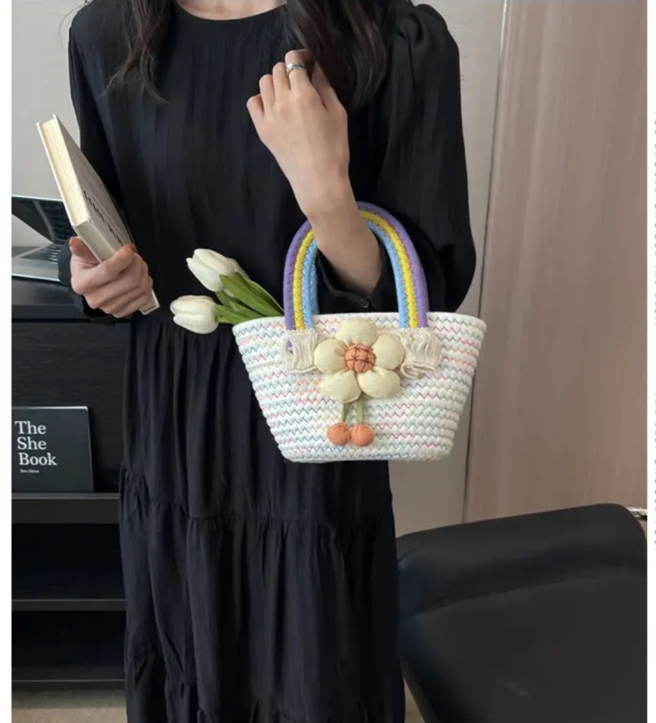 Torba od slame, street fashion stil, horizontalni kvadratni oblik, bez podstava, otvoren vrh (ljeto 2023)
