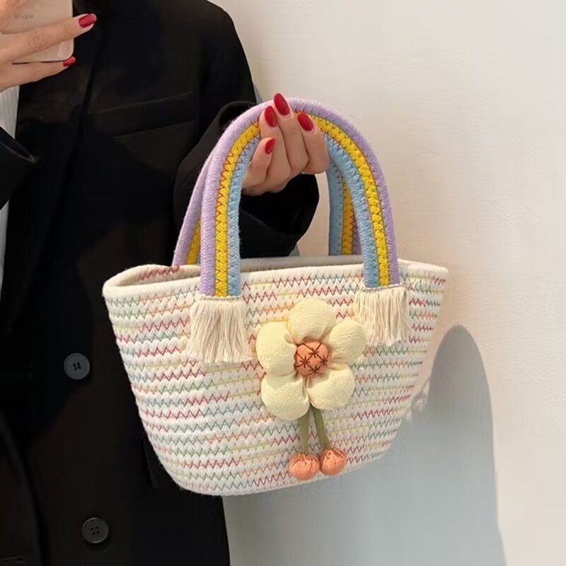 Torba od slame, street fashion stil, horizontalni kvadratni oblik, bez podstava, otvoren vrh (ljeto 2023)