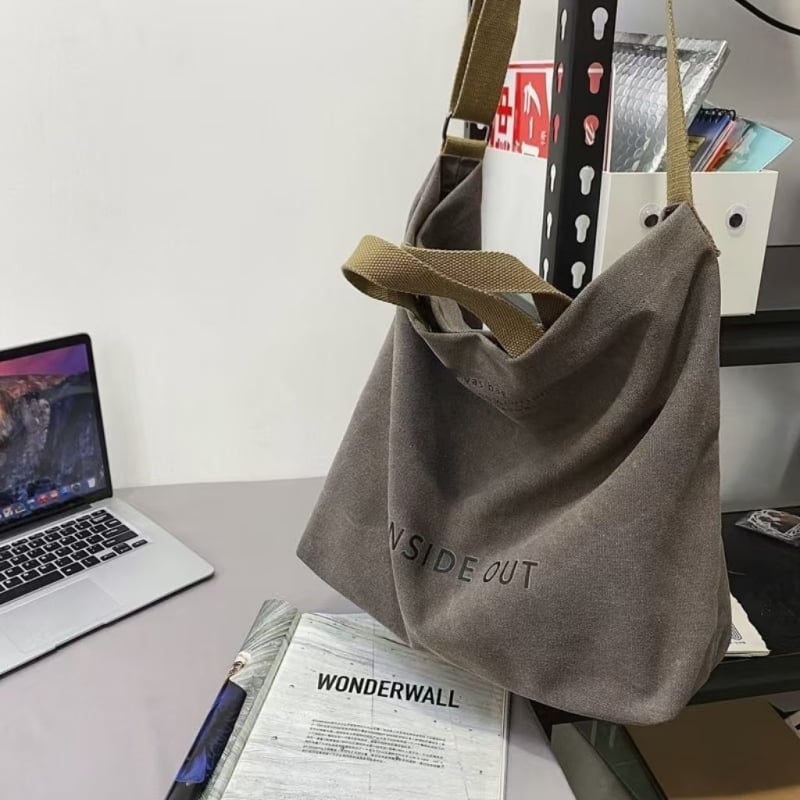 Кросбоди платнена чанта - унисекс стил, дишаща, принт с букви, подплата от платно