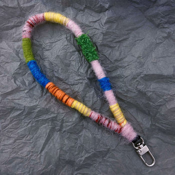 Ručni pleteni kaiš za mobitel od mohira, metalni priključak, linijski uzorak, originalni dizajn s privjeskom u obliku ključa