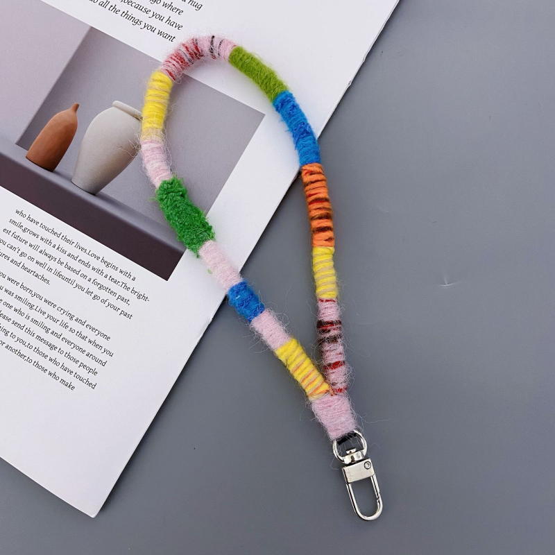 Ručni pleteni kaiš za mobitel od mohira, metalni priključak, linijski uzorak, originalni dizajn s privjeskom u obliku ključa