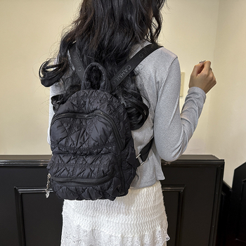 Rucsac cu aspect lucios plisat, design de tip cloud, capacitate mare pentru deplasări zilnice și școală (Material: Nylon; Captuseala: Poliester; Închidere: Fermoar; Buzunare interioare: buzunar cu fermoar, buzunar ID)