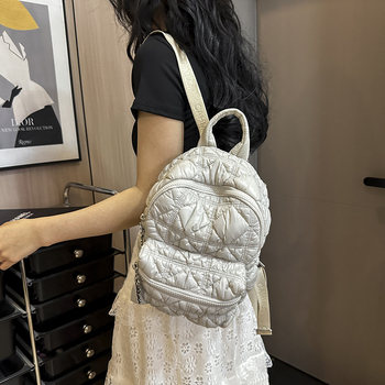 Rucsac cu aspect lucios plisat, design de tip cloud, capacitate mare pentru deplasări zilnice și școală (Material: Nylon; Captuseala: Poliester; Închidere: Fermoar; Buzunare interioare: buzunar cu fermoar, buzunar ID)
