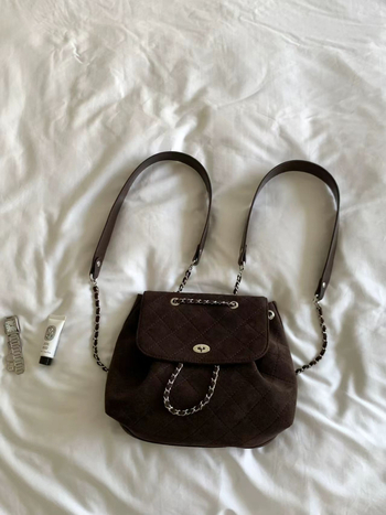 Плюшена тапицирана раница за свободното време, есен 2025, отваряне тип капак, вътрешен джоб с цип