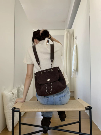 Плюшена тапицирана раница за свободното време, есен 2025, отваряне тип капак, вътрешен джоб с цип