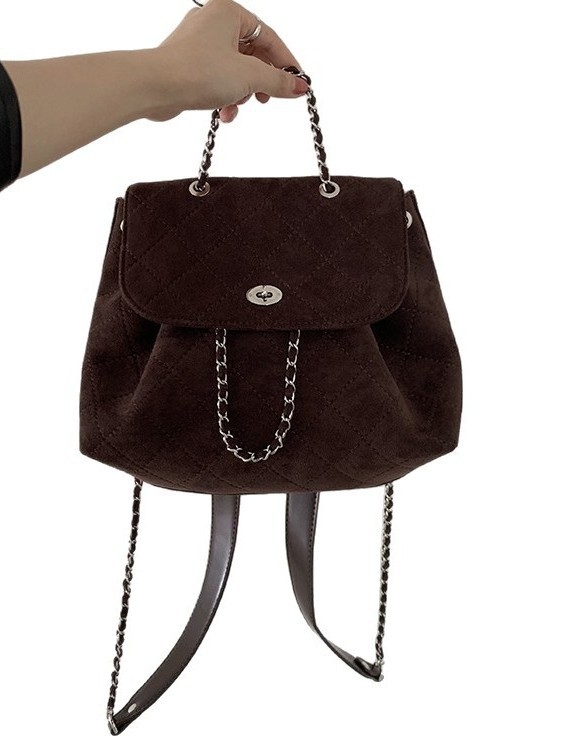 Плюшена тапицирана раница за свободното време, есен 2025, отваряне тип капак, вътрешен джоб с цип