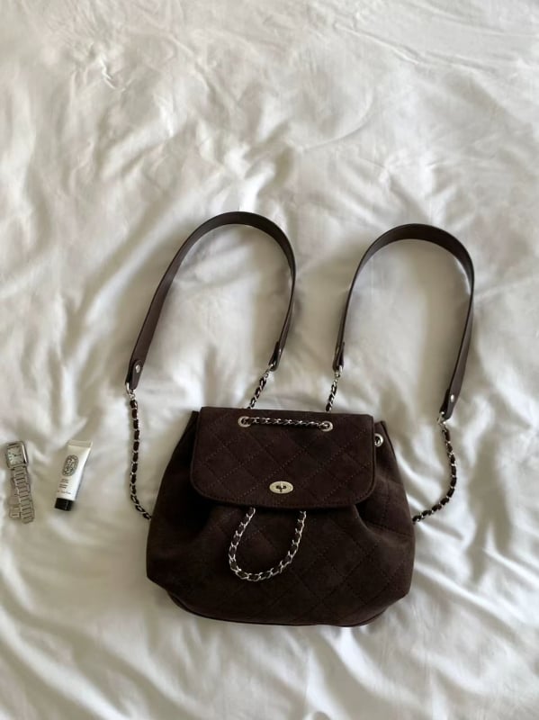 Плюшена тапицирана раница за свободното време, есен 2025, отваряне тип капак, вътрешен джоб с цип