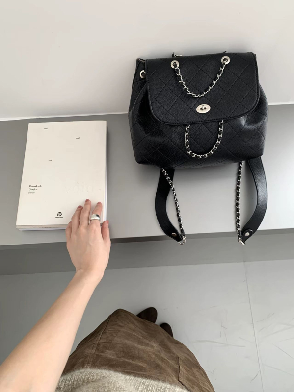 Плюшена тапицирана раница за свободното време, есен 2025, отваряне тип капак, вътрешен джоб с цип