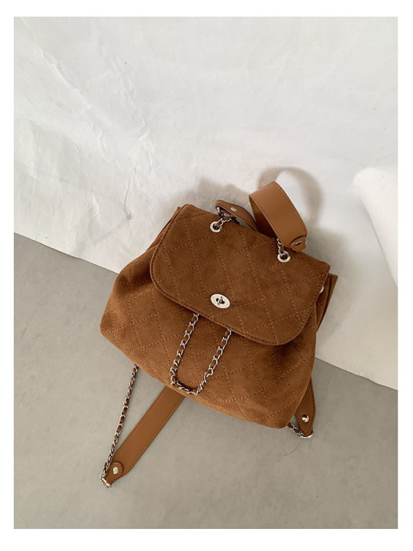 Плюшена тапицирана раница за свободното време, есен 2025, отваряне тип капак, вътрешен джоб с цип