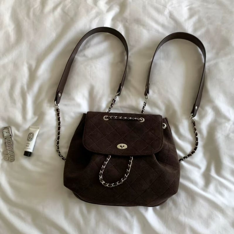 Плюшена тапицирана раница за свободното време, есен 2025, отваряне тип капак, вътрешен джоб с цип