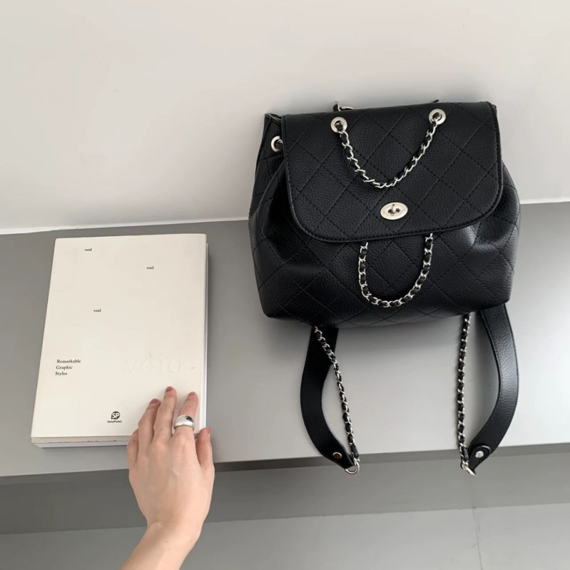 Плюшена тапицирана раница за свободното време, есен 2025, отваряне тип капак, вътрешен джоб с цип