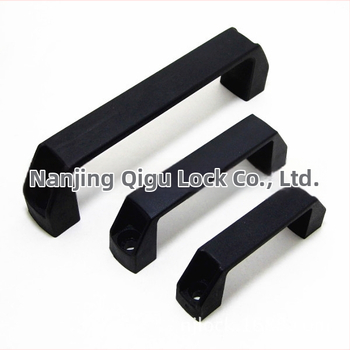 Qigu štvorhranná nylonová plastová rukoväť pre stroje - modely C90/C120/C180; Materiál: technická plastová; Určené pre elektromechanické zariadenia, elektrické skrine a stroje