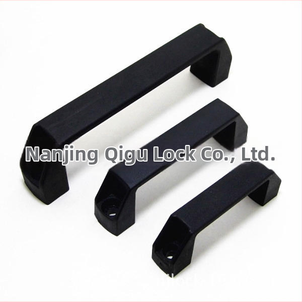 Qigu štvorhranná nylonová plastová rukoväť pre stroje - modely C90/C120/C180; Materiál: technická plastová; Určené pre elektromechanické zariadenia, elektrické skrine a stroje