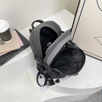 Unisex nylon ruksak za putovanja i školu, kapacitet do 20 L, kompatibilan s 8-inčnim prijenosnim računalom, prozračne zakrivljene naramenice, podstava od poliestera, street stil