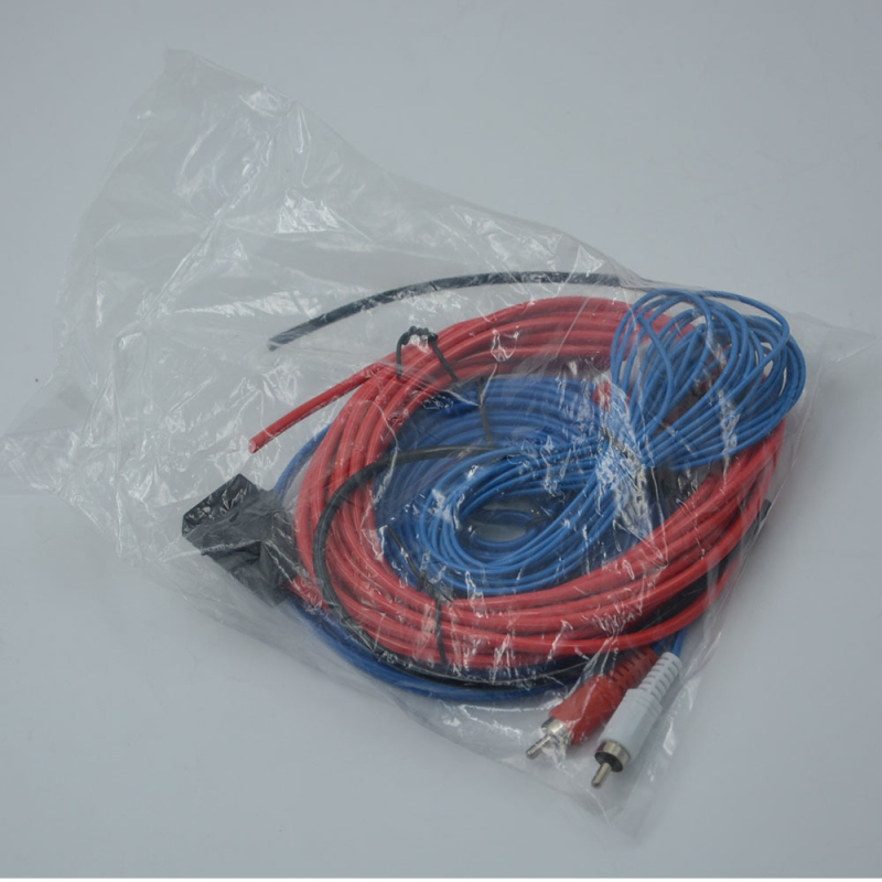 Set kabel za automobilsku audio opremu za povezivanje subwoofera i pojačala; materijal: bakrom obloženi aluminij; napon: 12V; snaga: 500W; težina: 0.26 kg; univerzalna kompatibilnost