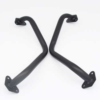 Auto subwoofer u drvenom kućištu, metalnim zaštitnim šipkama i zaštitnim pokrovom