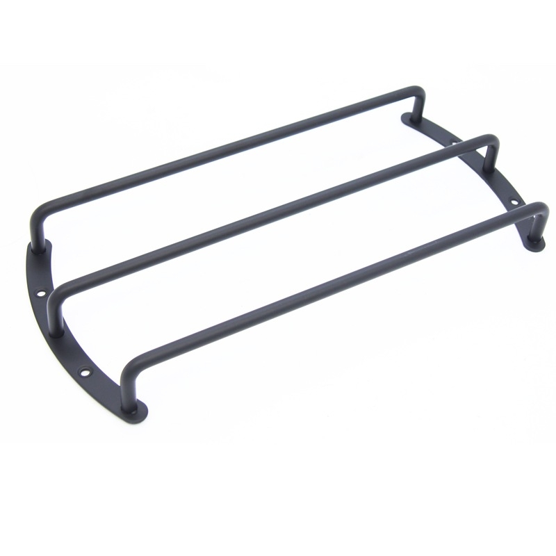 Auto subwoofer u drvenom kućištu, metalnim zaštitnim šipkama i zaštitnim pokrovom