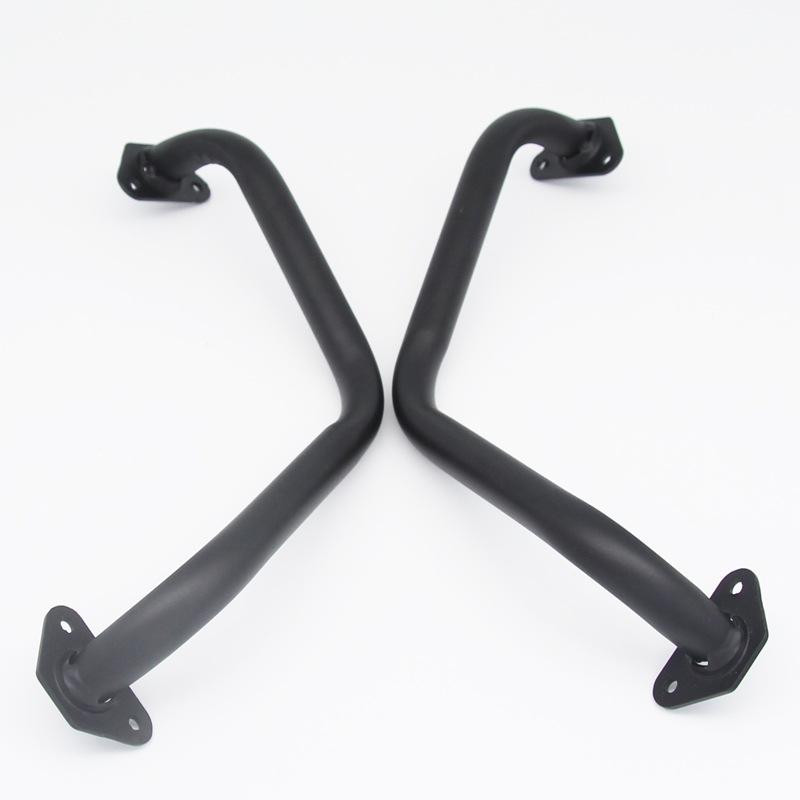 Auto subwoofer u drvenom kućištu, metalnim zaštitnim šipkama i zaštitnim pokrovom