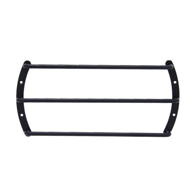 Auto subwoofer u drvenom kućištu, metalnim zaštitnim šipkama i zaštitnim pokrovom