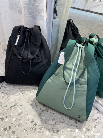 Unisex neilona mugursoma ar auklu aizvēršanu, laminēta iekšējā kabata ar rāvējslēdzēju un poliestera oderes