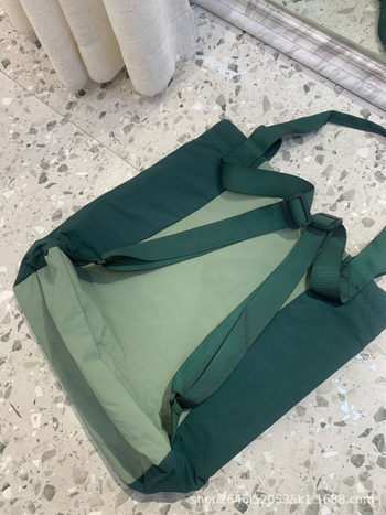 Unisex neilona mugursoma ar auklu aizvēršanu, laminēta iekšējā kabata ar rāvējslēdzēju un poliestera oderes