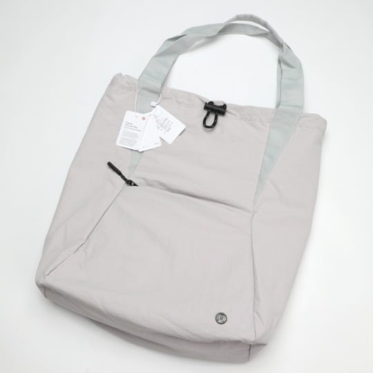 Unisex neilona mugursoma ar auklu aizvēršanu, laminēta iekšējā kabata ar rāvējslēdzēju un poliestera oderes