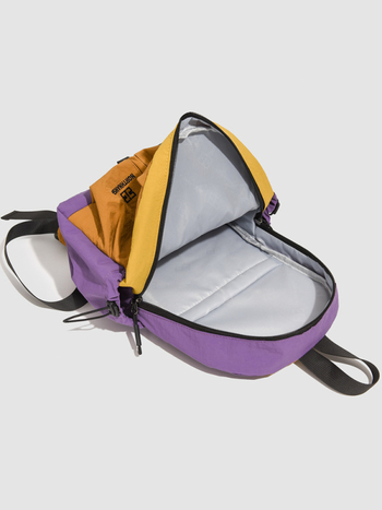 Nailona mugursoma brīvdienu un ceļojumu vajadzībām, lielas ietilpības, rāvējslēdzēja atvērums, iekšējās kabatas telefoniem un dokumentiem, laminēta rāvējslēdzēja kabata, elpojoša, rudens 2025