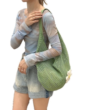 Közepes méretű pamut- és len tote táska, függőleges négyzet alakú formával, nyitott felsőrésszel és belső zsebekkel telefonhoz és személyi igazolványhoz