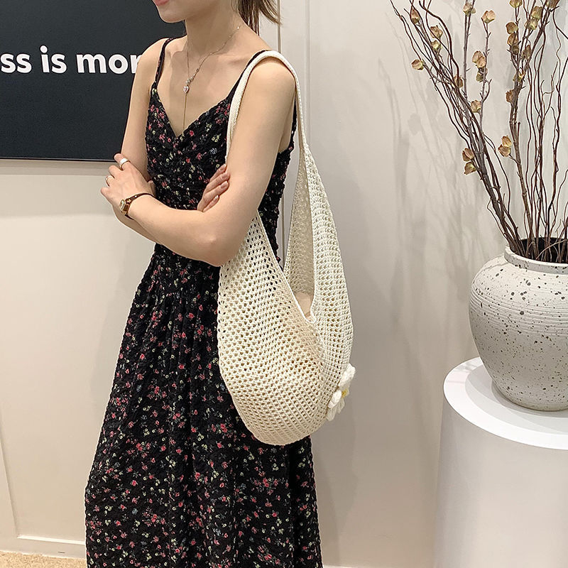 Közepes méretű pamut- és len tote táska, függőleges négyzet alakú formával, nyitott felsőrésszel és belső zsebekkel telefonhoz és személyi igazolványhoz