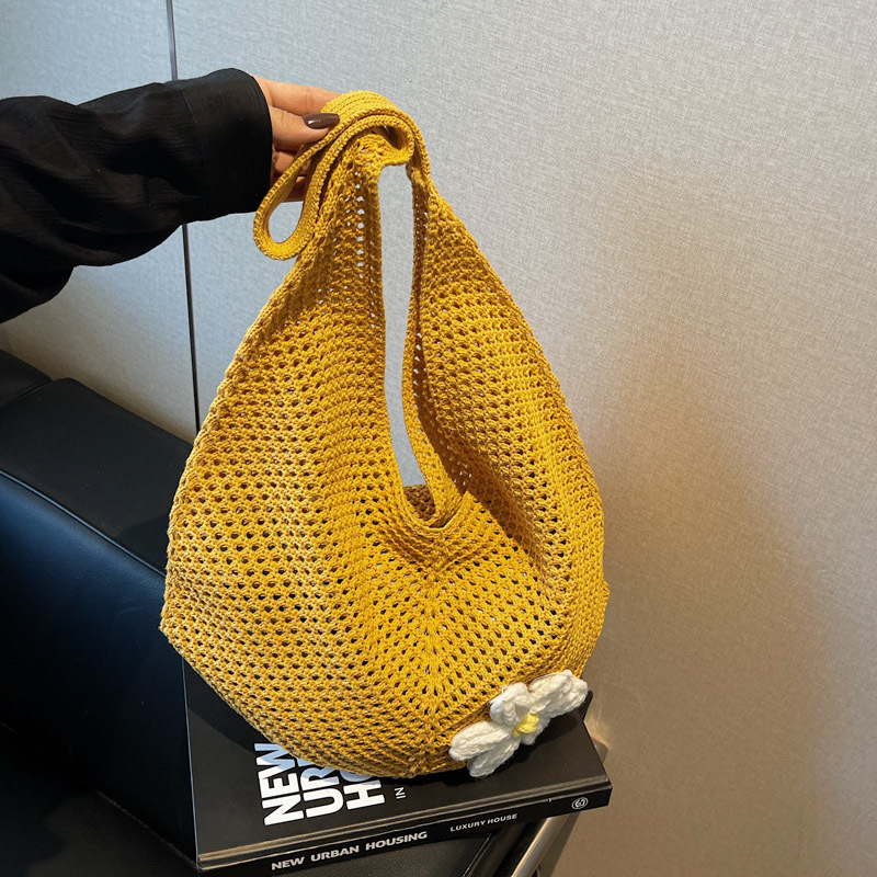 Közepes méretű pamut- és len tote táska, függőleges négyzet alakú formával, nyitott felsőrésszel és belső zsebekkel telefonhoz és személyi igazolványhoz