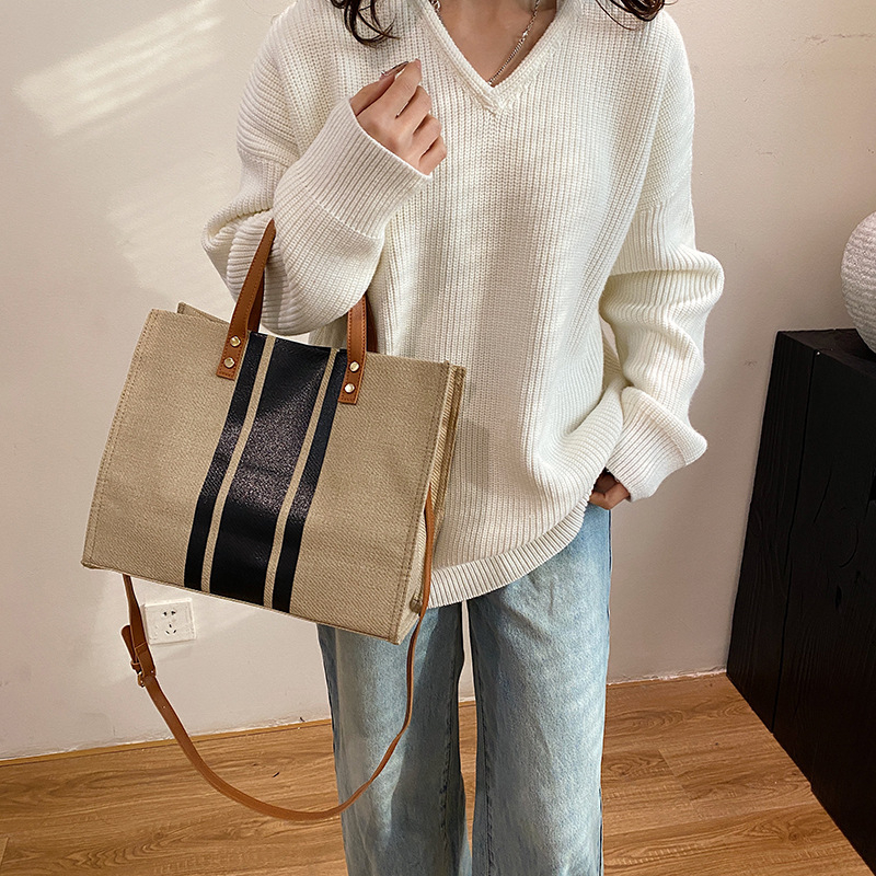 Дамска tote чанта с цип, памучно-ленен материал, хоризонтална квадратна форма, подплата полиестер, вътрешен джоб с цип и джоб за телефон