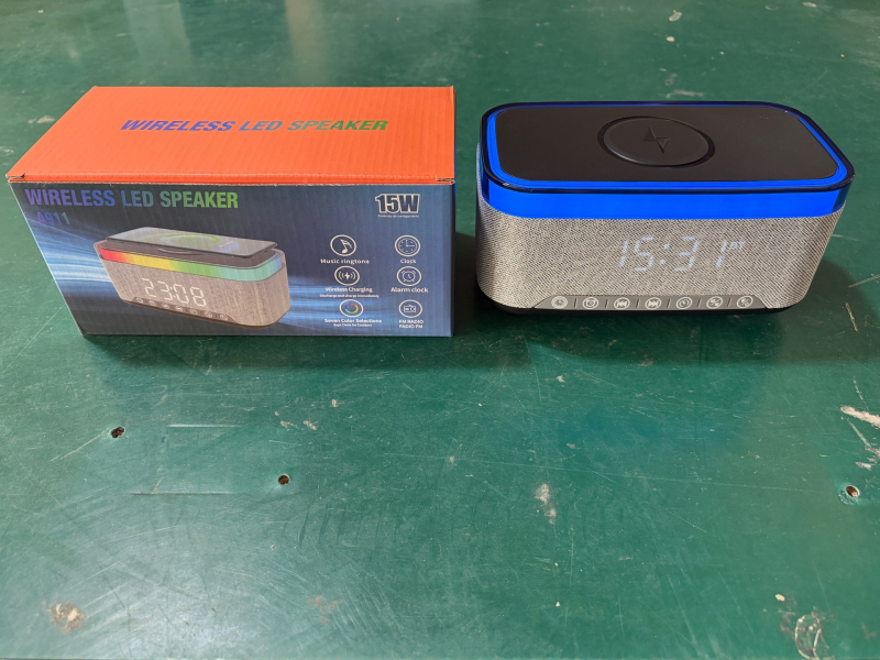 Bluetooth zvučnik s LED osvjetljenjem i bežičnim punjenjem – BT 5.2, 100 Hz–20 kHz, SNR ≥60 dB, 15 W, ugrađena baterija 1200–2000 mAh