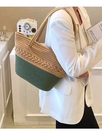 Pamutfonalból szőtt tote táska, városi minimalist stílus, vízszintes négyszögletes forma, nyitott felső rész, laminált cipzáras zseb, dupla vállpánt
