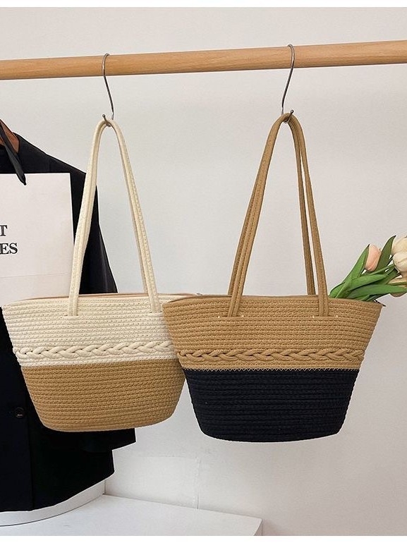 Pamutfonalból szőtt tote táska, városi minimalist stílus, vízszintes négyszögletes forma, nyitott felső rész, laminált cipzáras zseb, dupla vállpánt