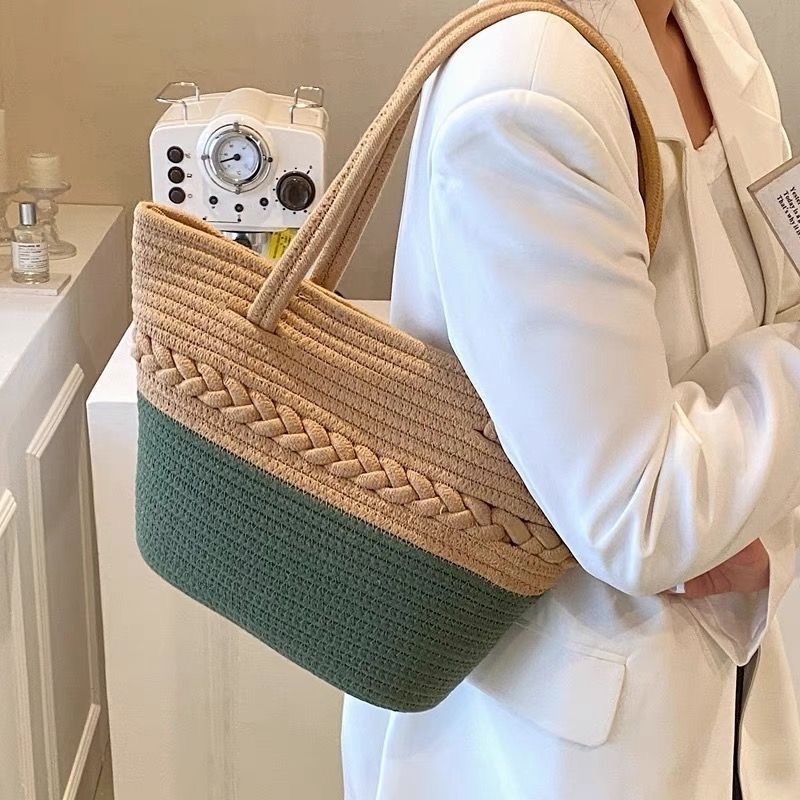 Pamutfonalból szőtt tote táska, városi minimalist stílus, vízszintes négyszögletes forma, nyitott felső rész, laminált cipzáras zseb, dupla vállpánt