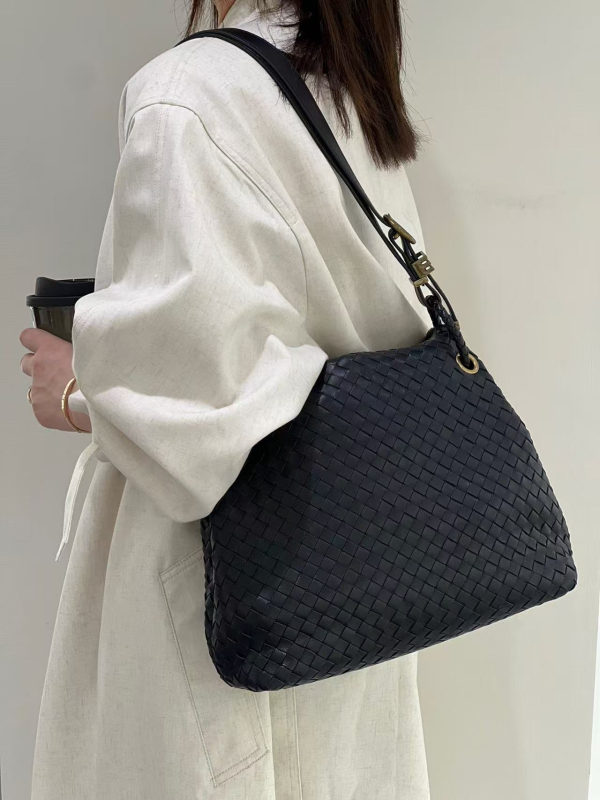 Gemansi szalma bucket táska, városi minimalist stílus, belső cipzáras zseb