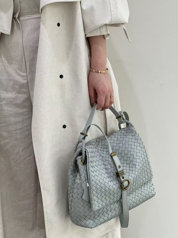 Gemansi szalma bucket táska, városi minimalist stílus, belső cipzáras zseb