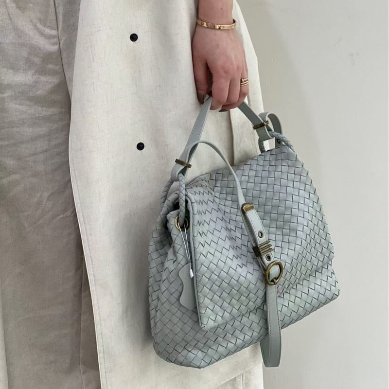 Gemansi szalma bucket táska, városi minimalist stílus, belső cipzáras zseb