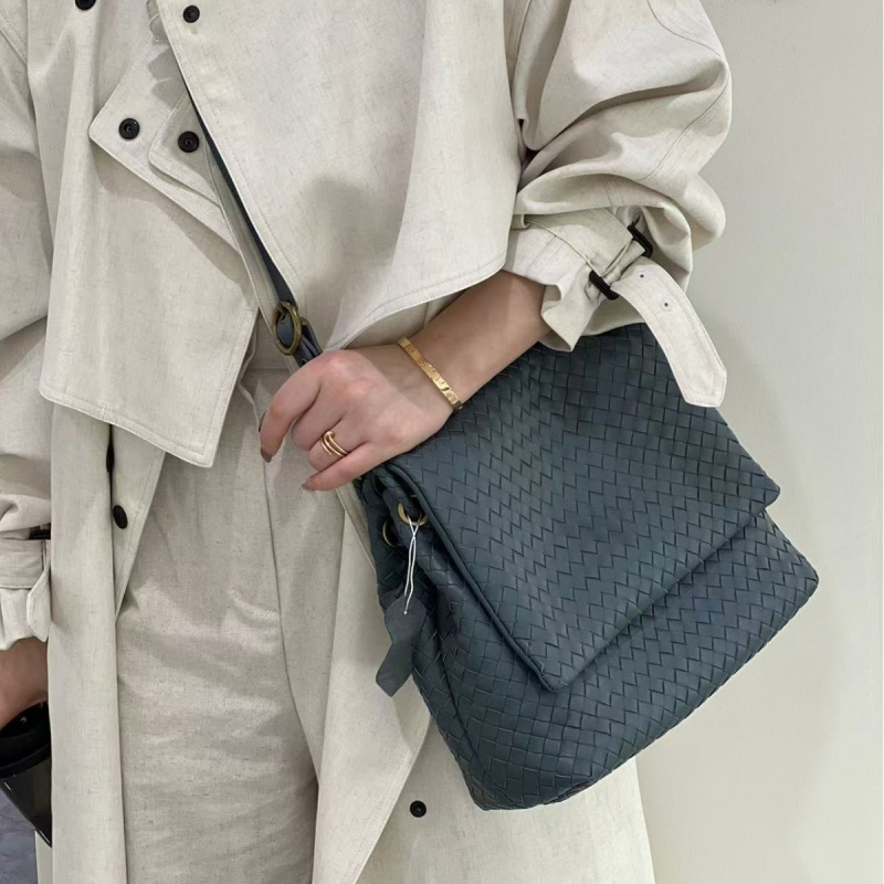 Gemansi szalma bucket táska, városi minimalist stílus, belső cipzáras zseb