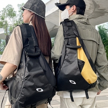 Uniszex kültéri crossbody táska, Oxford anyag, kapacitás 20–35 L, kompatibil 14 hüvelykes laptophoz