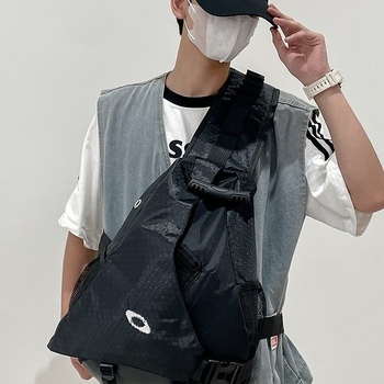 Uniszex kültéri crossbody táska, Oxford anyag, kapacitás 20–35 L, kompatibil 14 hüvelykes laptophoz