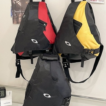 Uniszex kültéri crossbody táska, Oxford anyag, kapacitás 20–35 L, kompatibil 14 hüvelykes laptophoz
