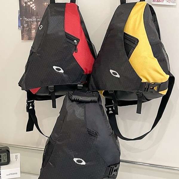 Uniszex kültéri crossbody táska, Oxford anyag, kapacitás 20–35 L, kompatibil 14 hüvelykes laptophoz