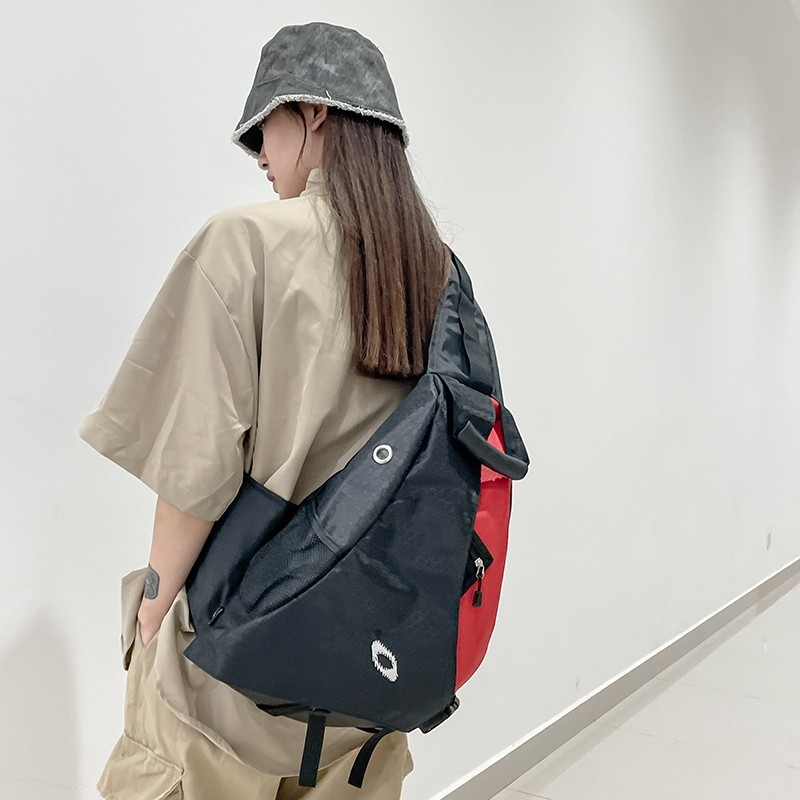 Uniszex kültéri crossbody táska, Oxford anyag, kapacitás 20–35 L, kompatibil 14 hüvelykes laptophoz